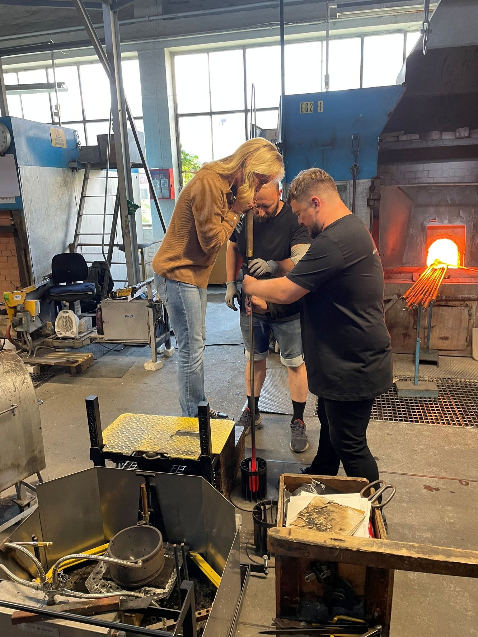 Gjest får prøve glassblåsing på Hadeland Glassverk