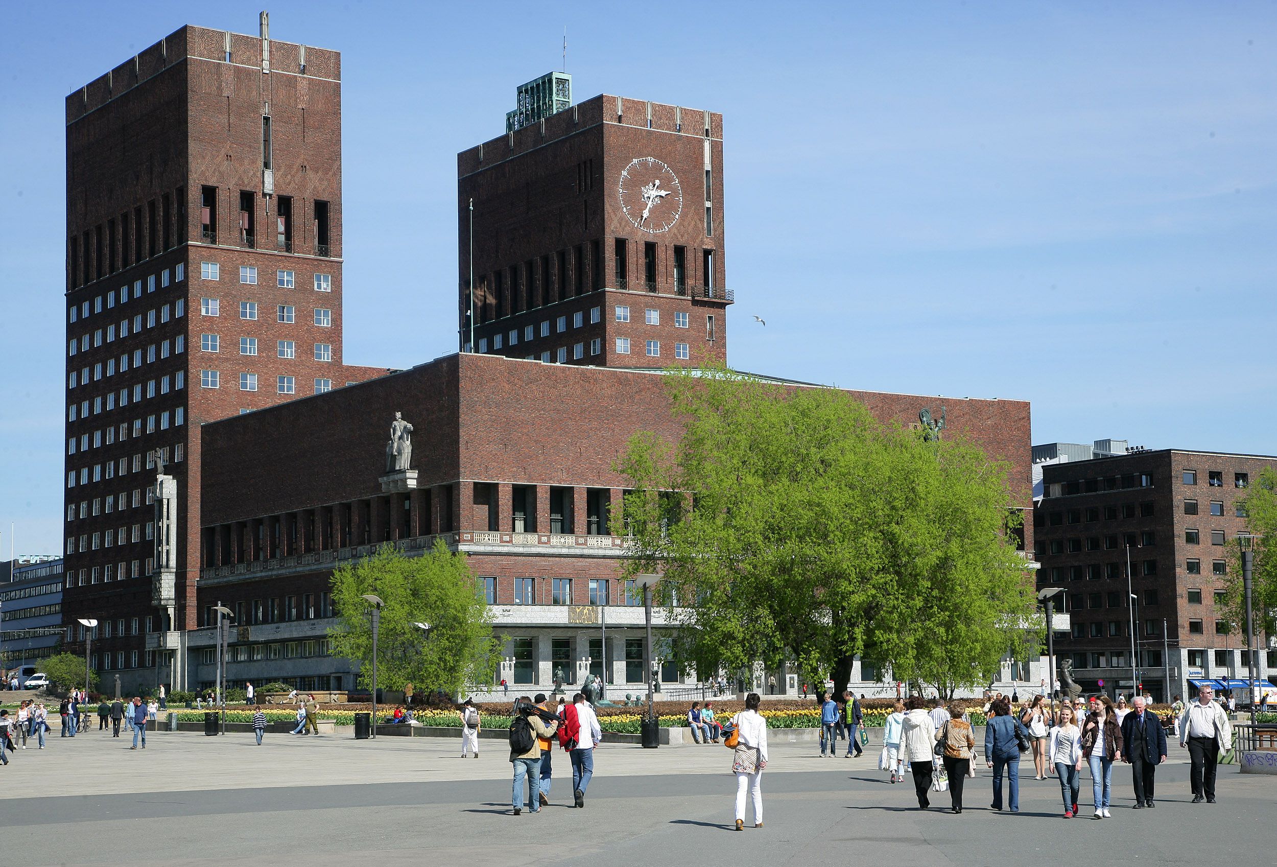 oslo rådhus sett fra oslofjorden og rådhusplassen