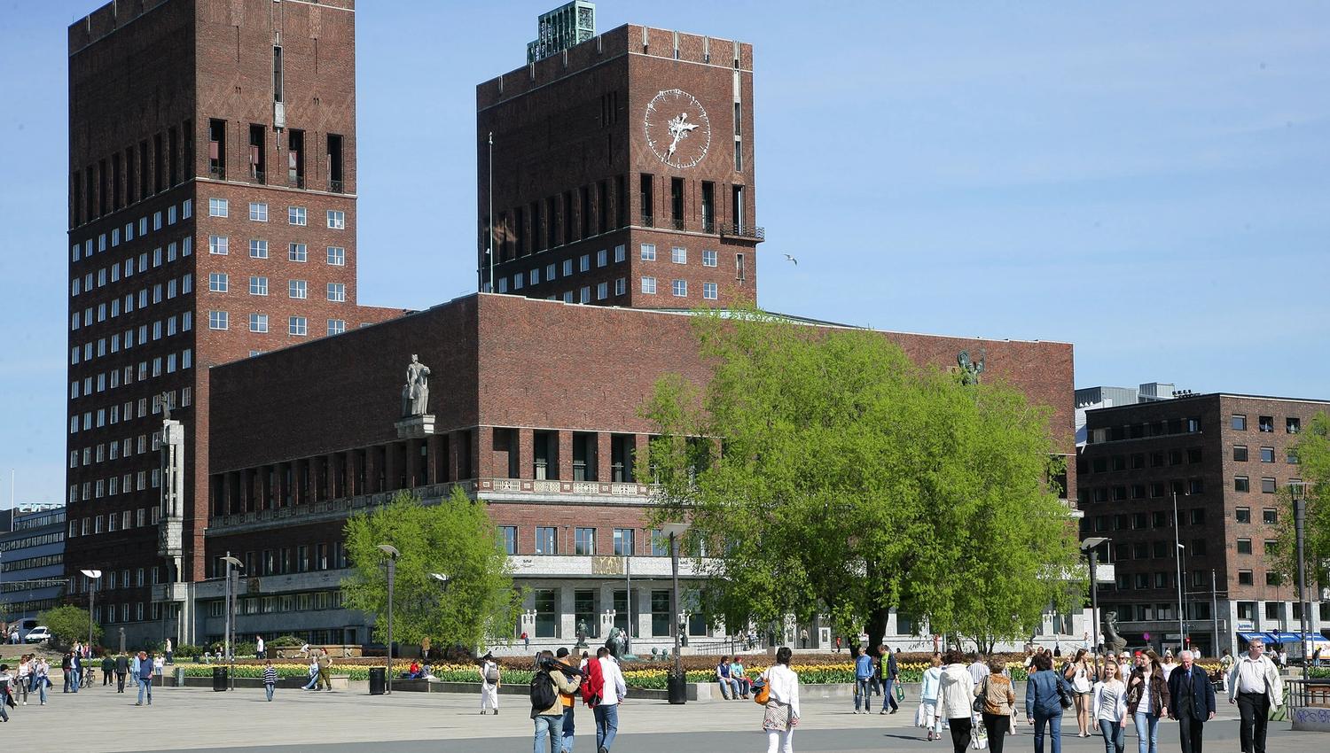 oslo rådhus sett fra oslofjorden og rådhusplassen