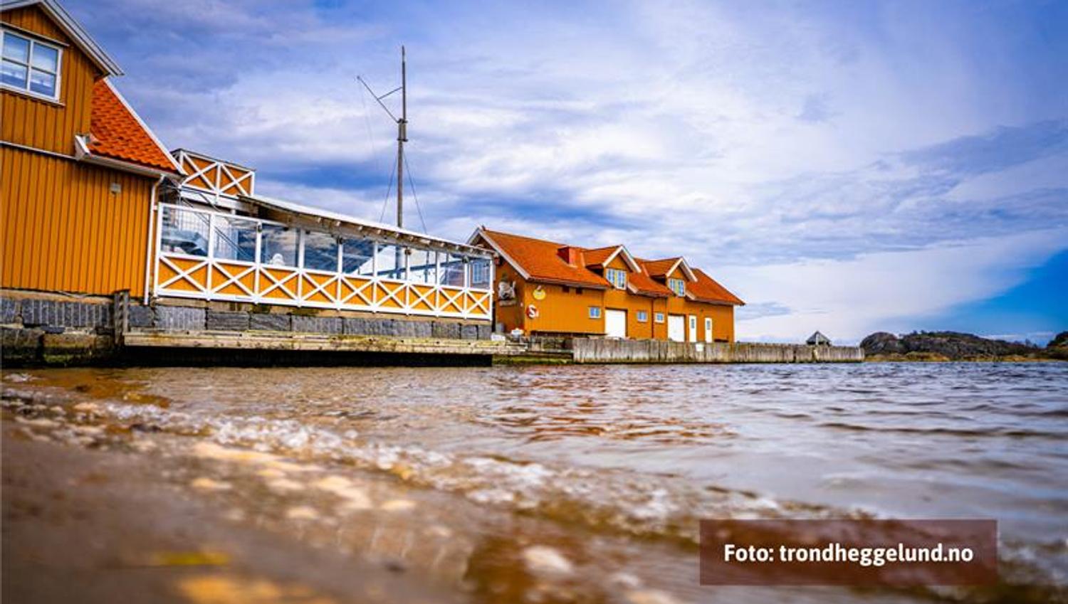 Dampskipsbrygga Restaurant i Stavern sett fra sjøen.