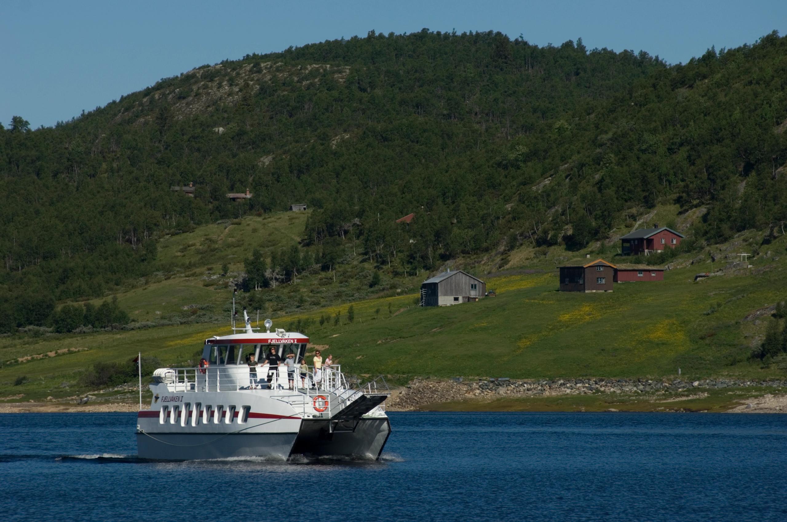Fjellvåken passerer fjellgårder innover det vegløse samfunnet på Møsstrond 