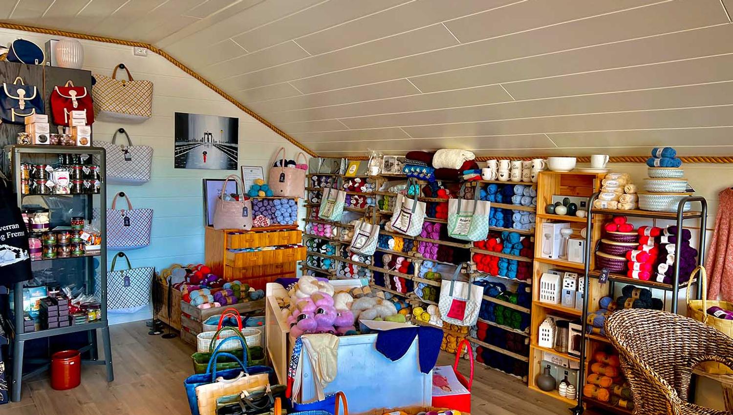 Garnhjørnet hos Selsethloftet - gårdsbutikk og kafe. Dropsgarn.