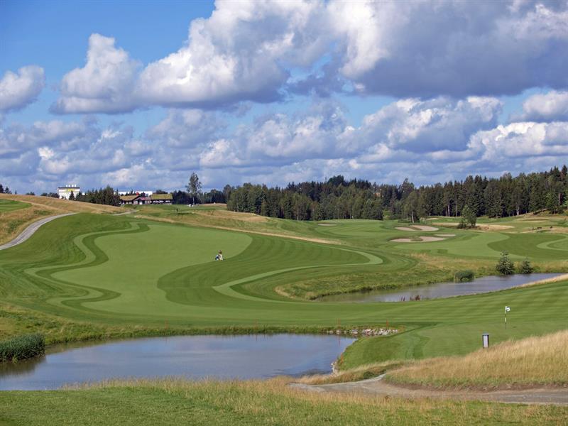 Golfbane med sol og vann