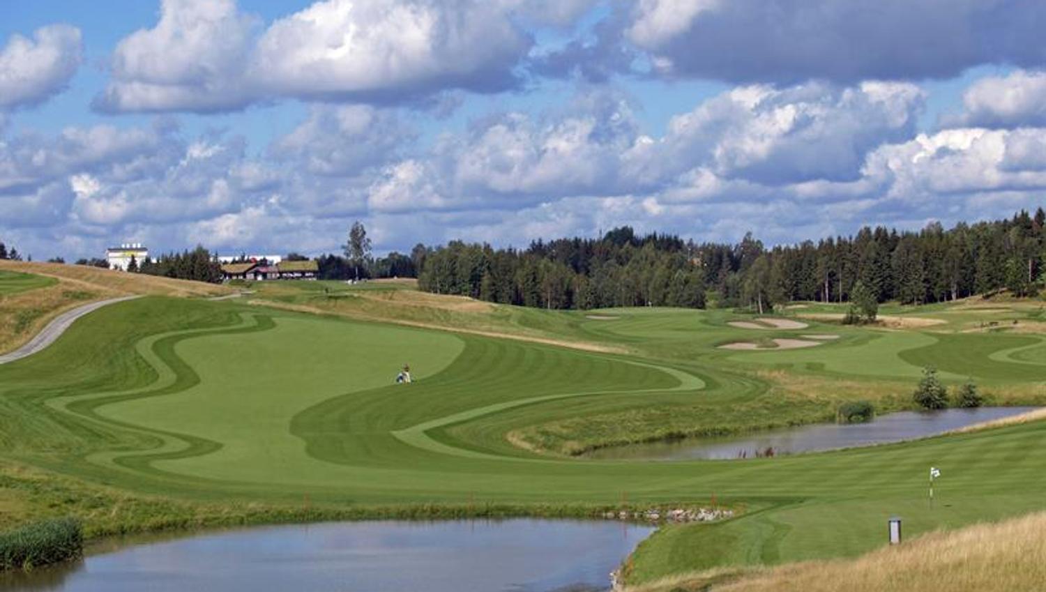 Golfbane med sol og vann