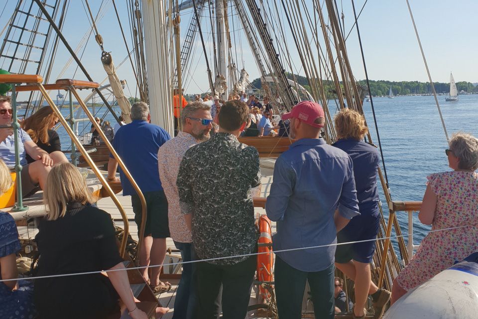 Mennesker som står på dekk.