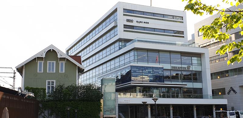 Sandvika - ny og gammel arkitektur side om side her ved den gamle stasjonsbygningen