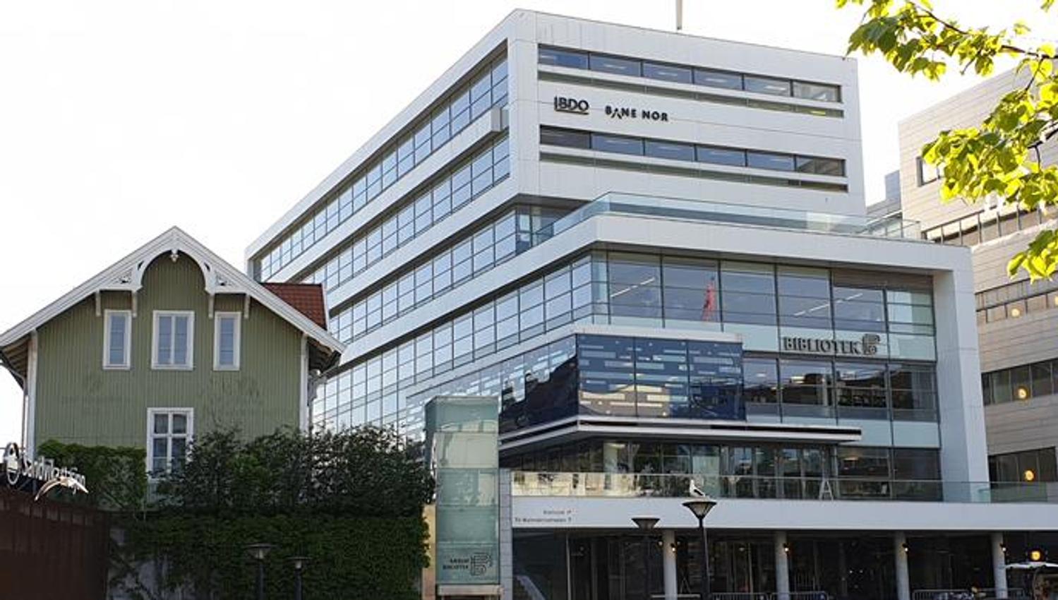 Sandvika - ny og gammel arkitektur side om side her ved den gamle stasjonsbygningen
