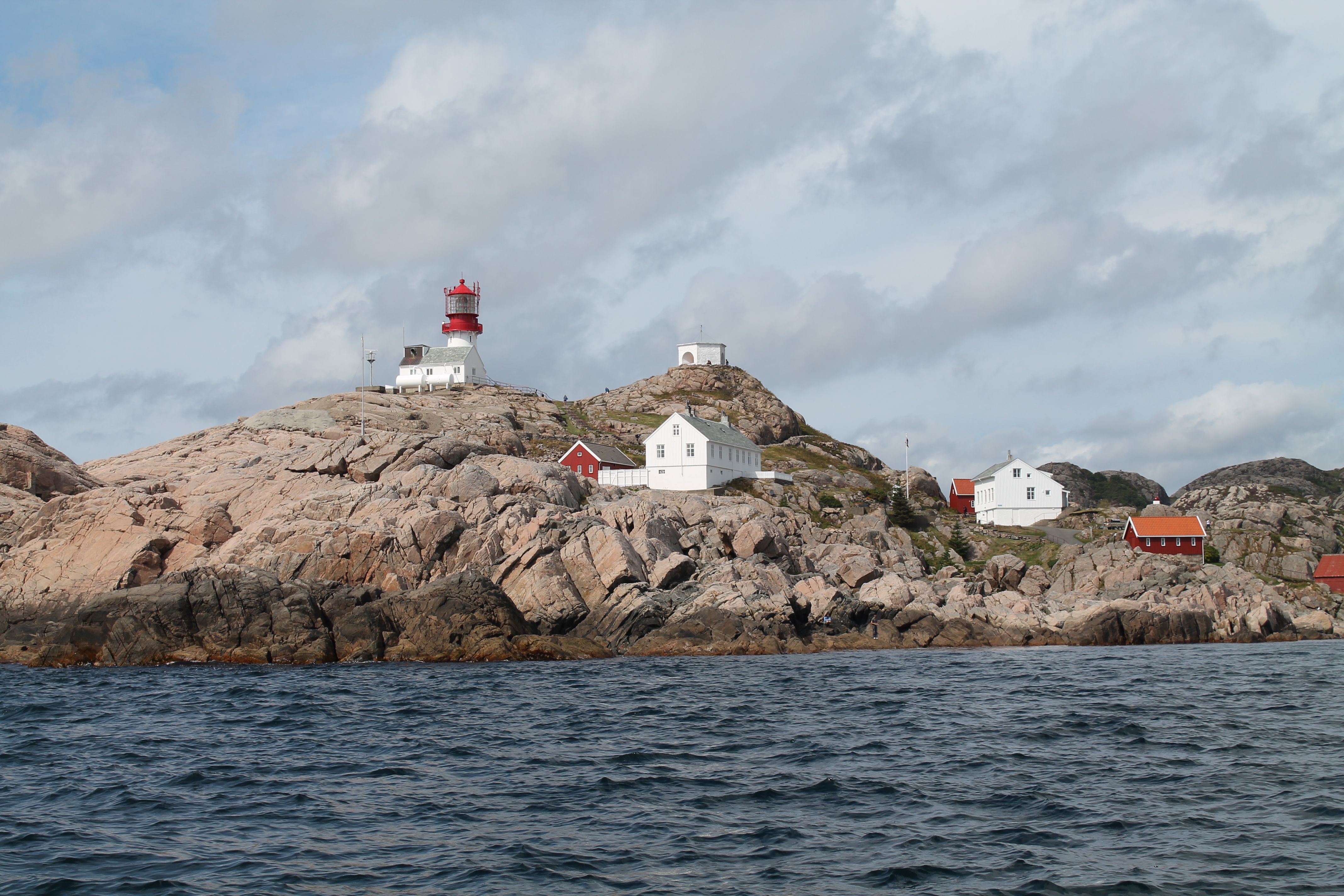 Utsikt inn mot Lindesnes fyr fra havet