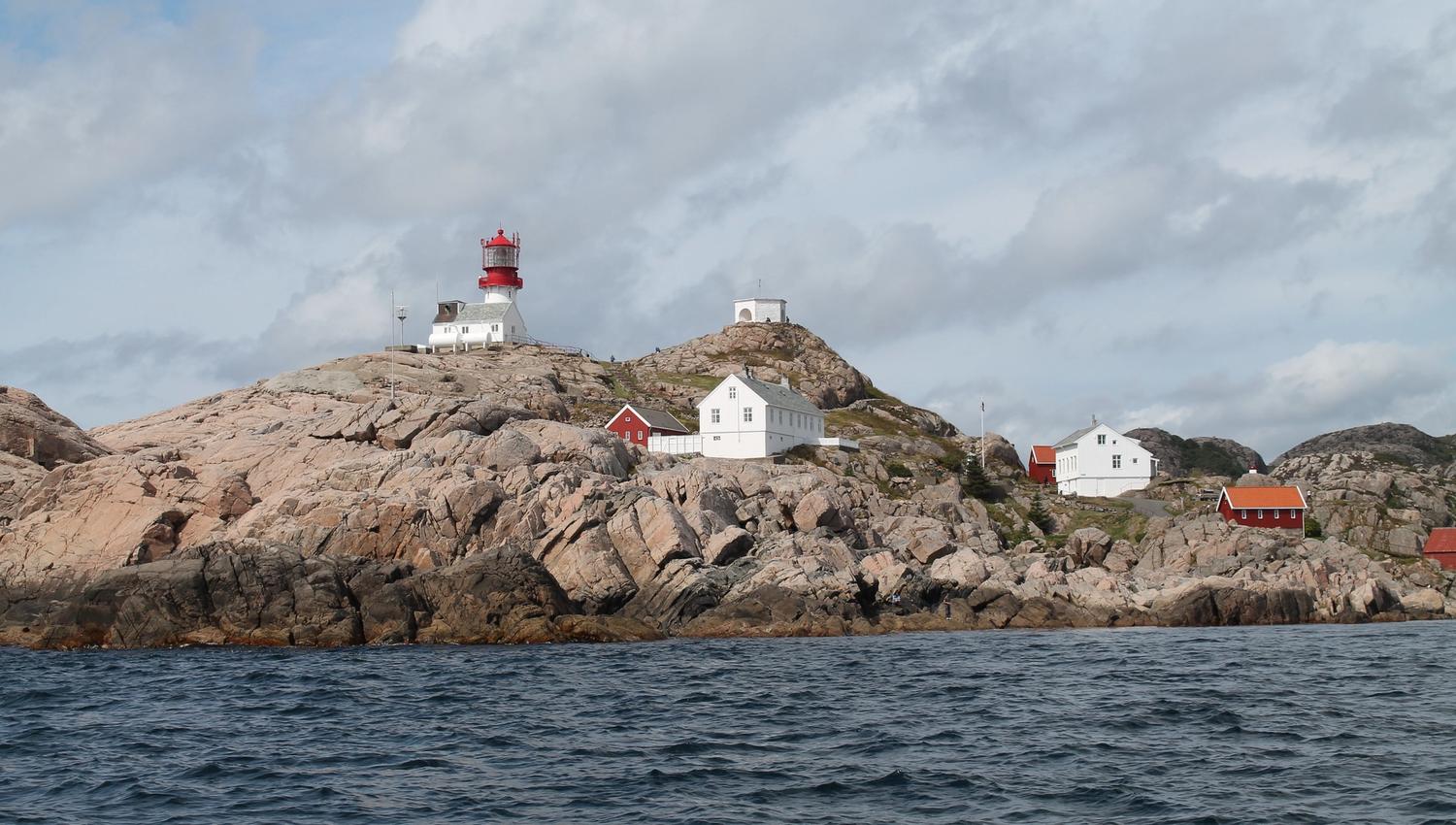 Utsikt inn mot Lindesnes fyr fra havet