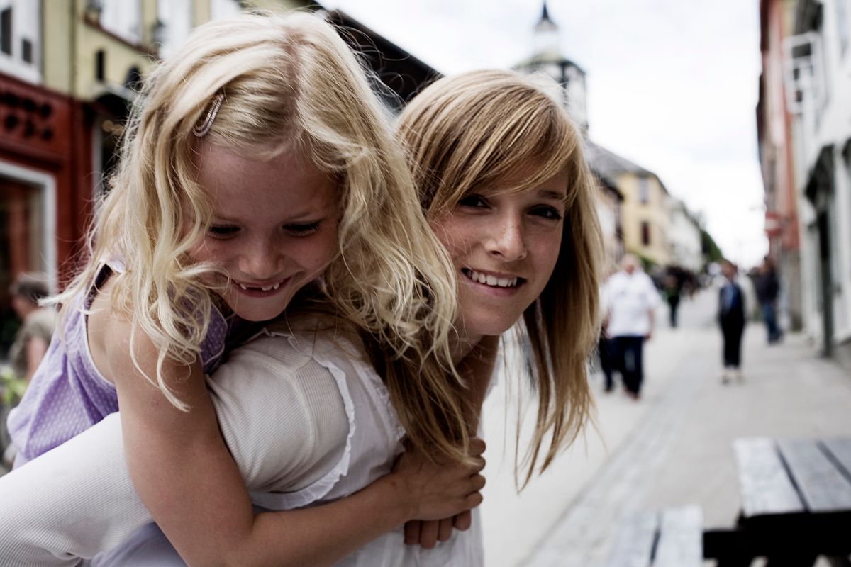 Jenter i Kjerkgata, Røros/ Foto: Tom Gustavsen