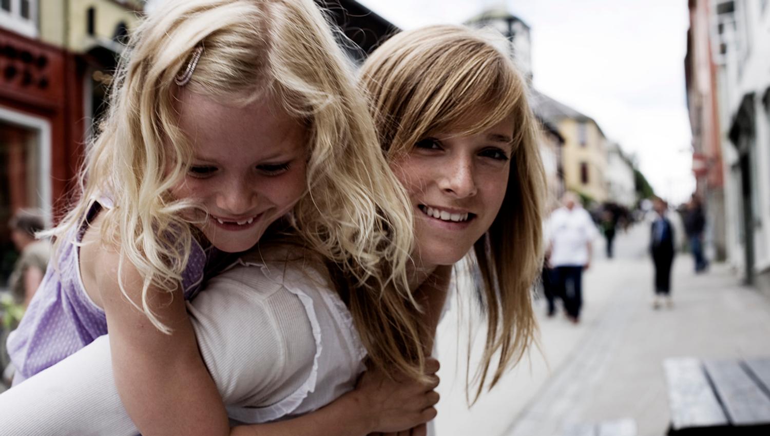 Jenter i Kjerkgata, Røros/ Foto: Tom Gustavsen
