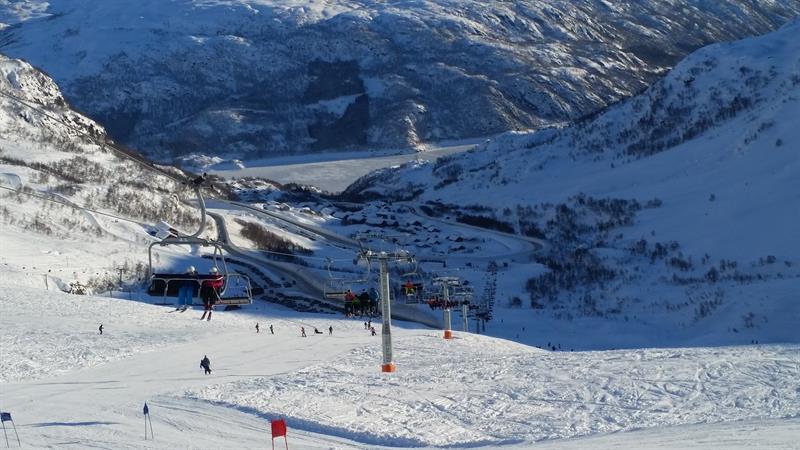 Sessellift im Betrieb im Røldal Skigebiet mit Panoramablick auf die Berge von Hardanger.