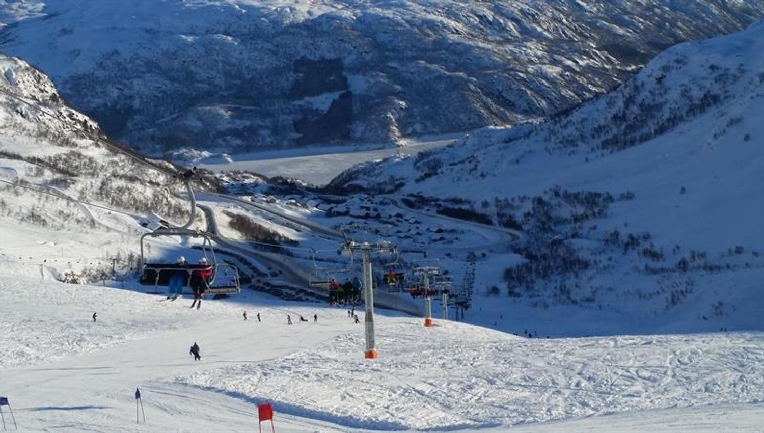 Sessellift im Betrieb im Røldal Skigebiet mit Panoramablick auf die Berge von Hardanger.