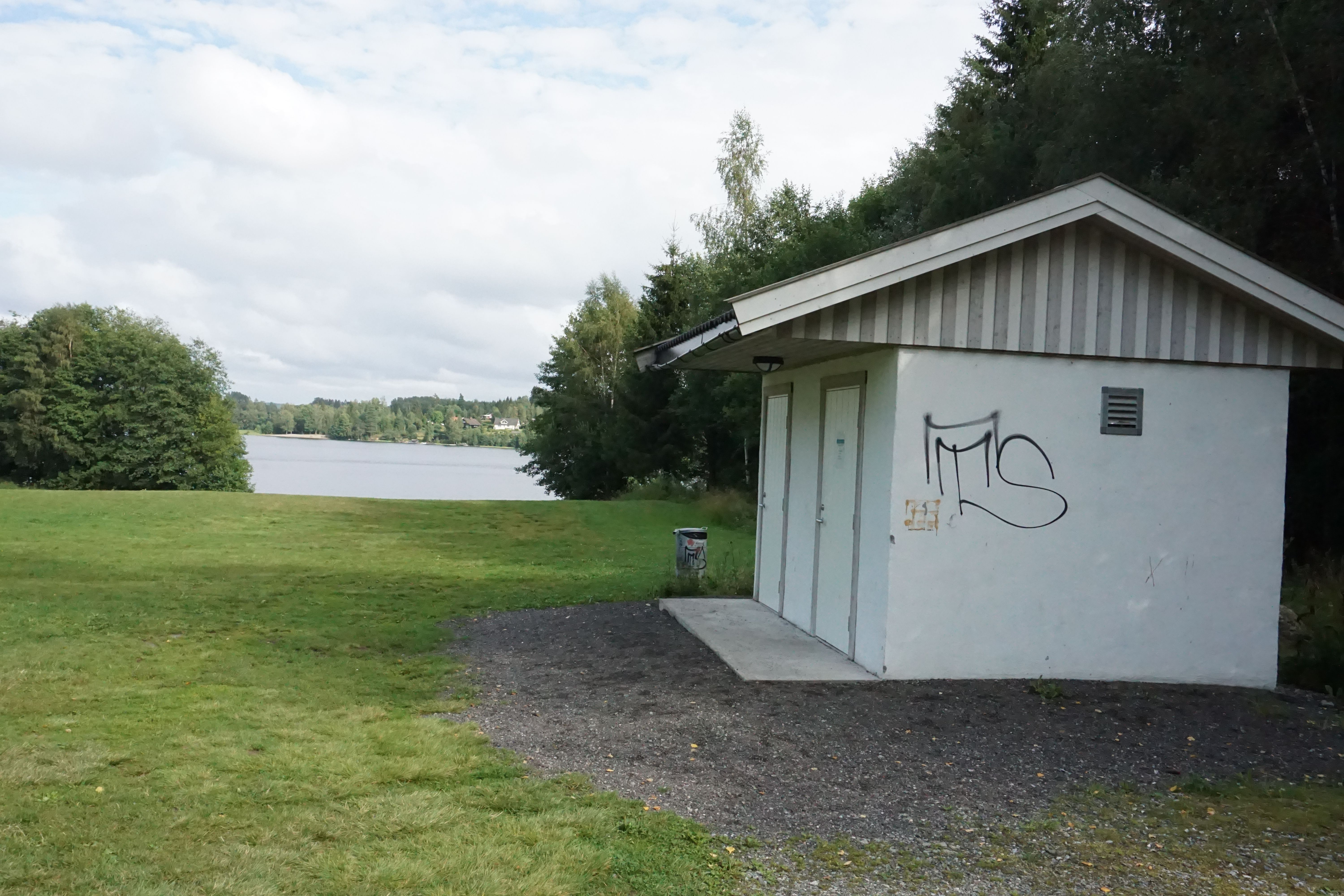toalettbygg ved stranda