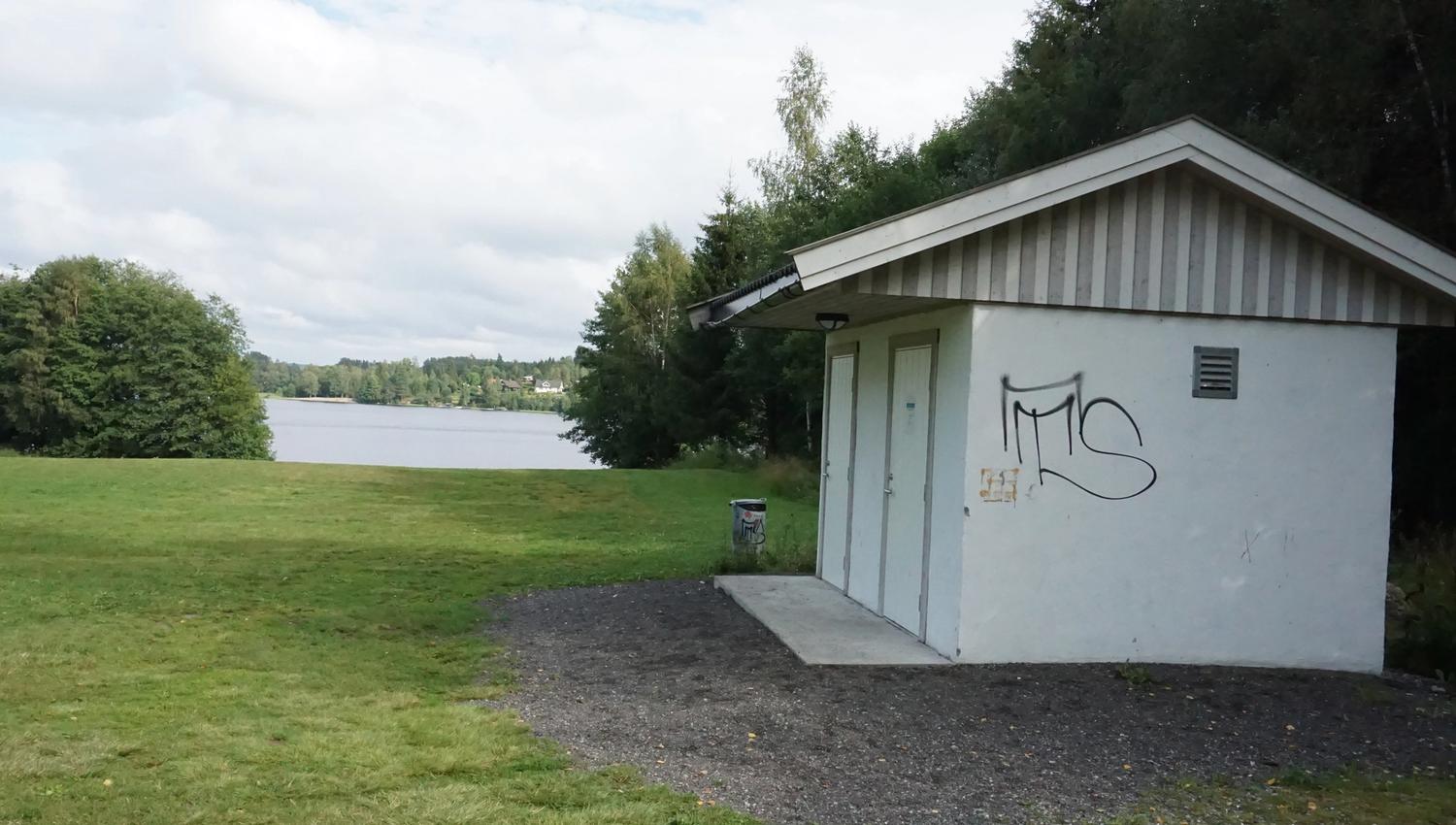 toalettbygg ved stranda
