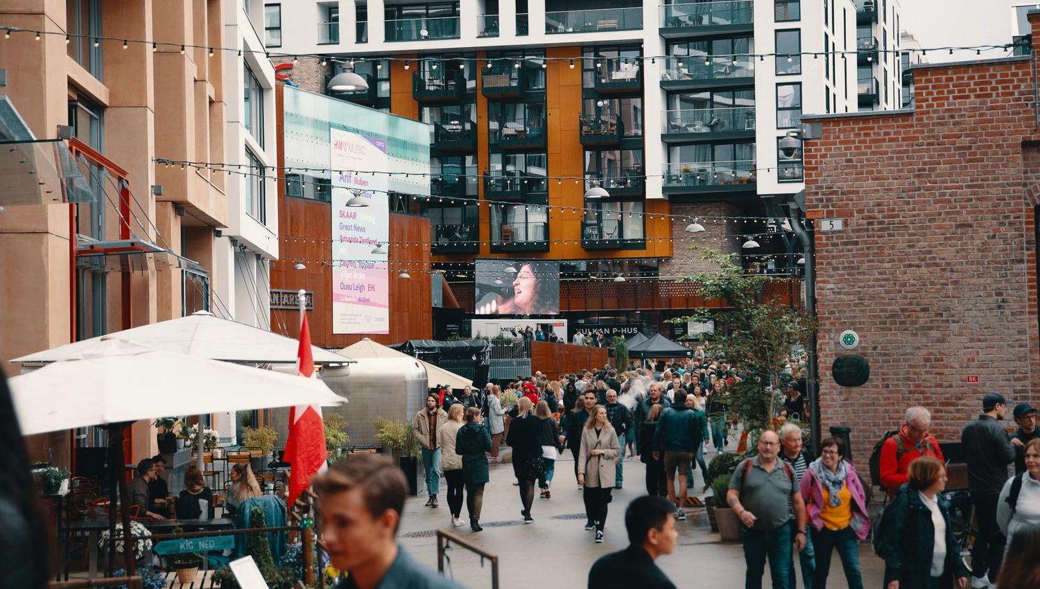 People walking in the shopping street at Vulkan