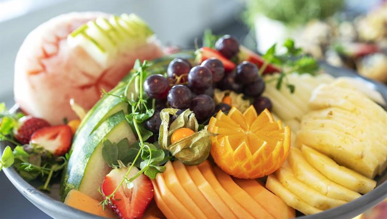 fat med oppskåret frukt