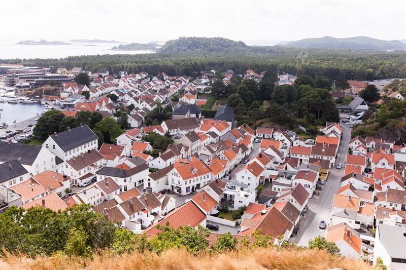 Uranienborg – viewpoint, many white houses with orange roofs.