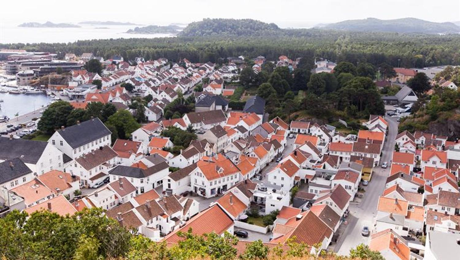 Uranienborg – viewpoint, many white houses with orange roofs.