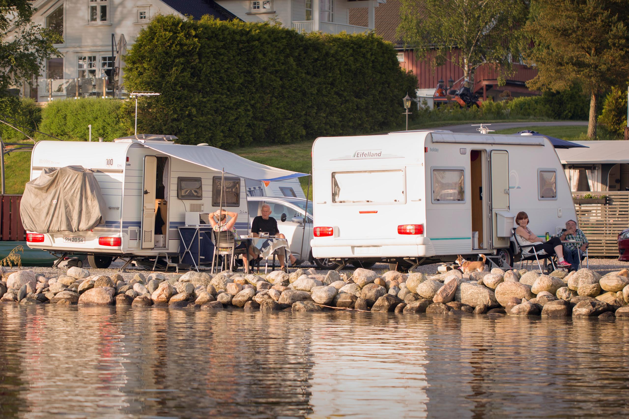 To campingvogner nærme vannet