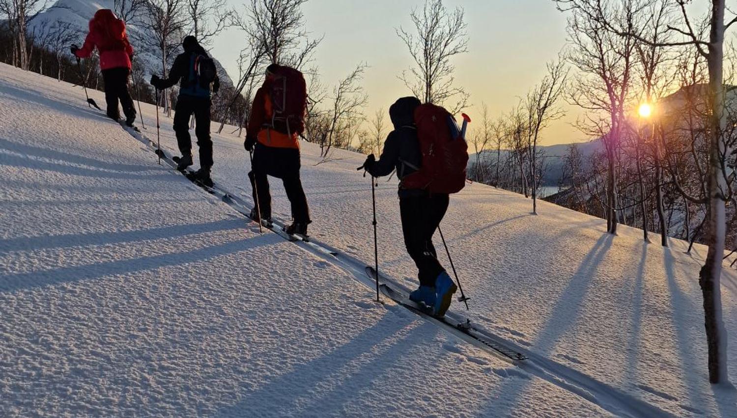 Gjester går på ski opp en slakk bakke