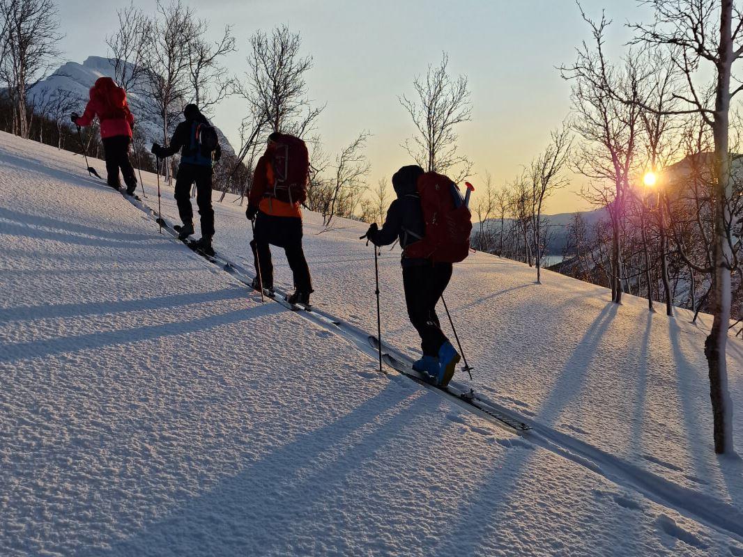 Gjester går på ski opp en slakk bakke