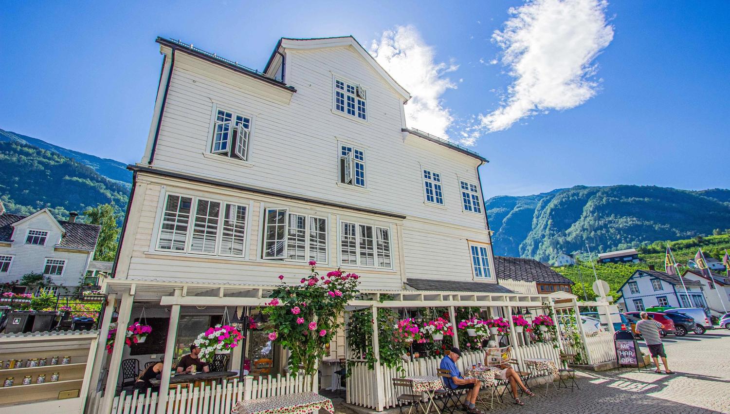 Cozy ambiance with the aroma of freshly baked bread and buns at Fløy bakeri