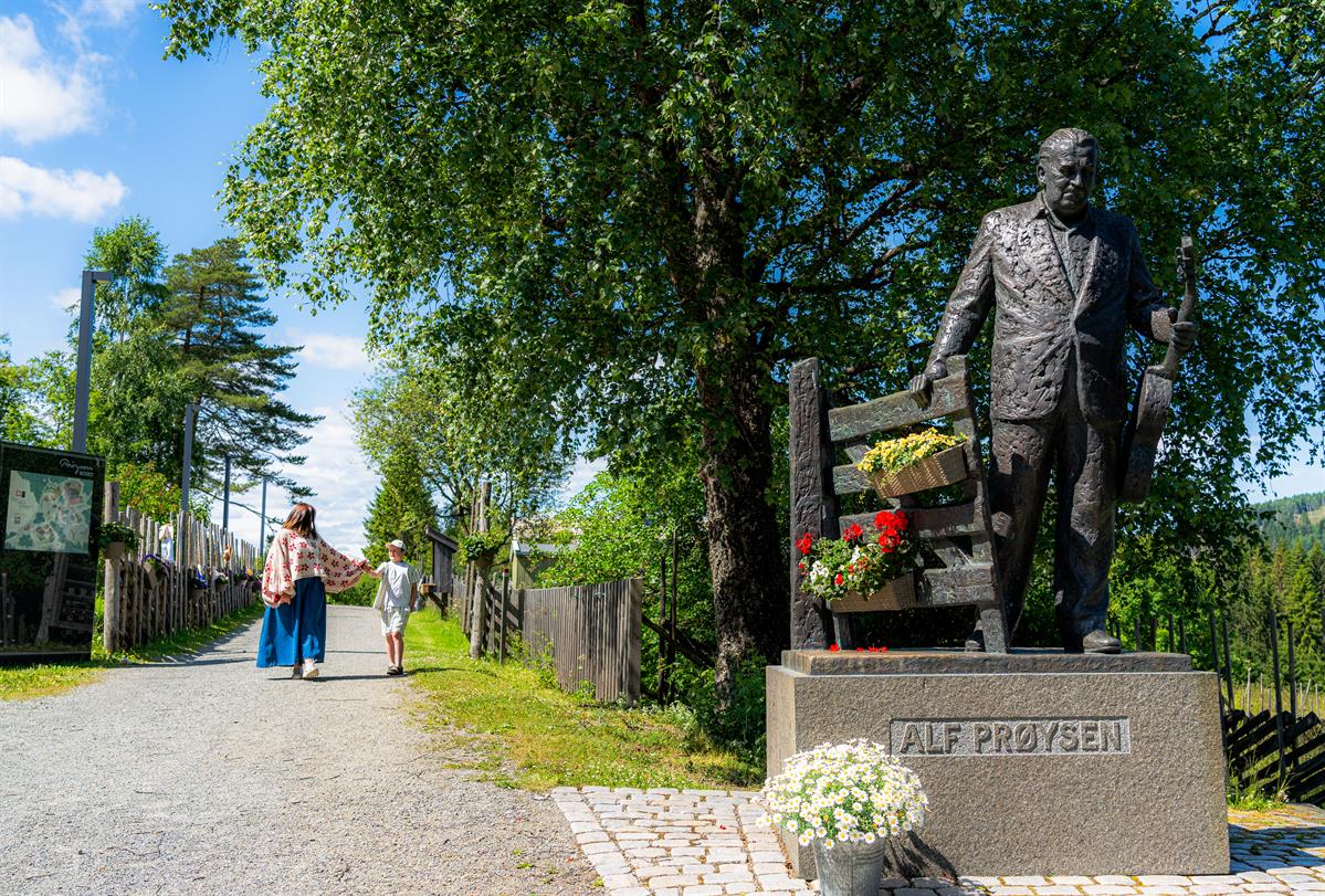 Prøysenhuset. Statue ved inngangen