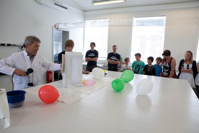 Engasjerande eksperiment med ballongar under ein lærande workshop på KraftLaben.