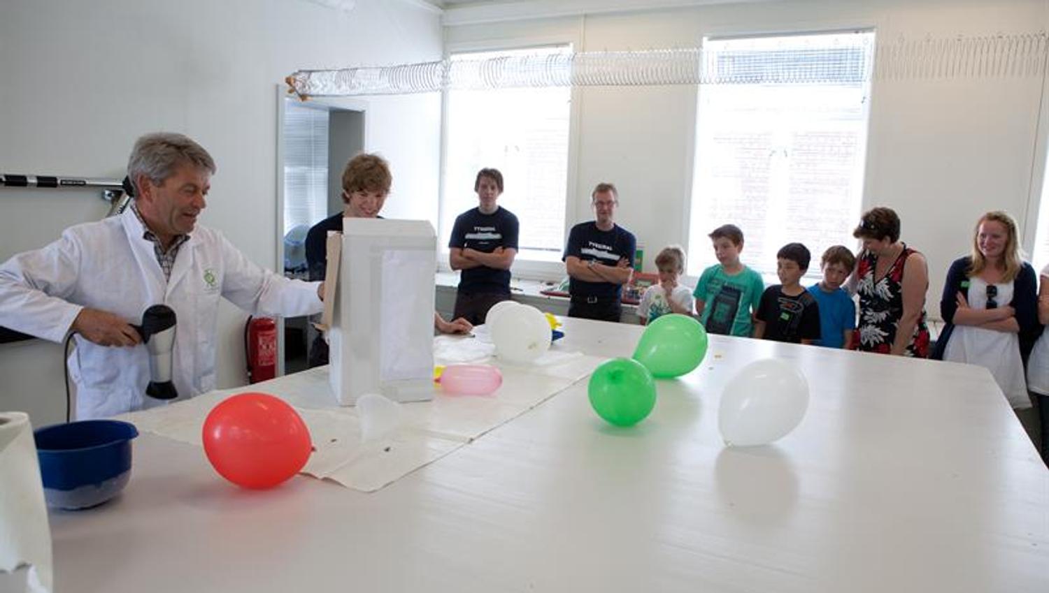 Engasjerande eksperiment med ballongar under ein lærande workshop på KraftLaben.