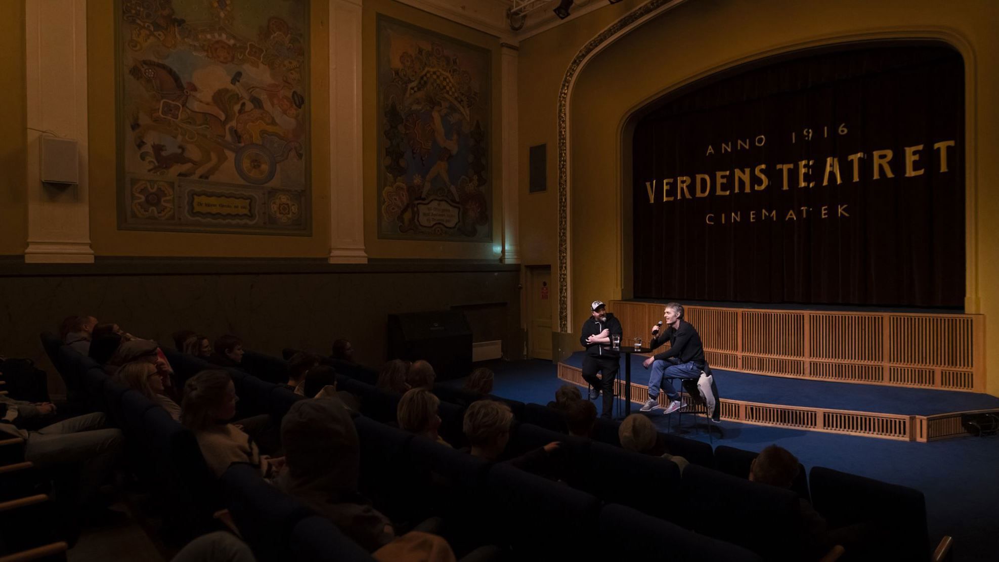 Gjester som ser på en forestilling i en kinosal