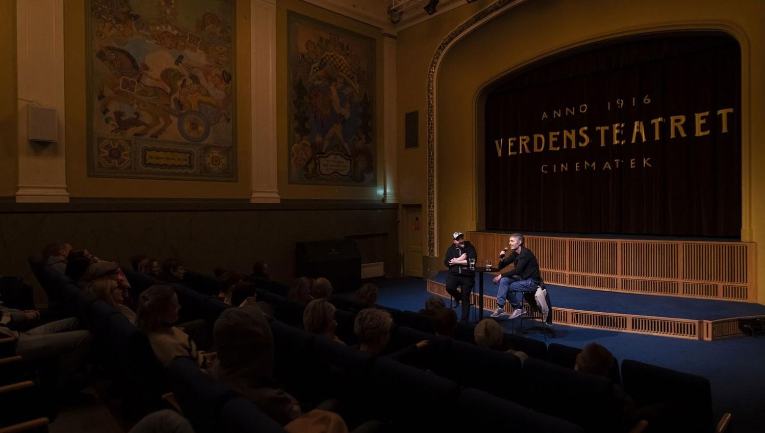 Gjester som ser på en forestilling i en kinosal