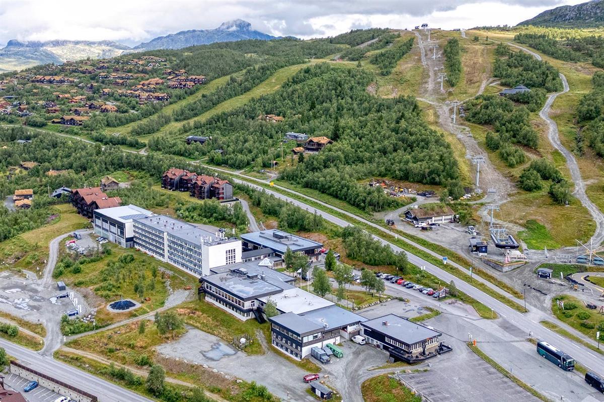 Luftfoto av hotellkompleks i fjellandsby