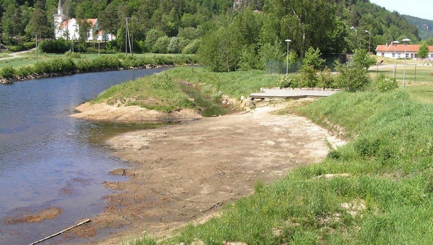 Badeplassen, Vigmostad. Liten strand med en treplatting.