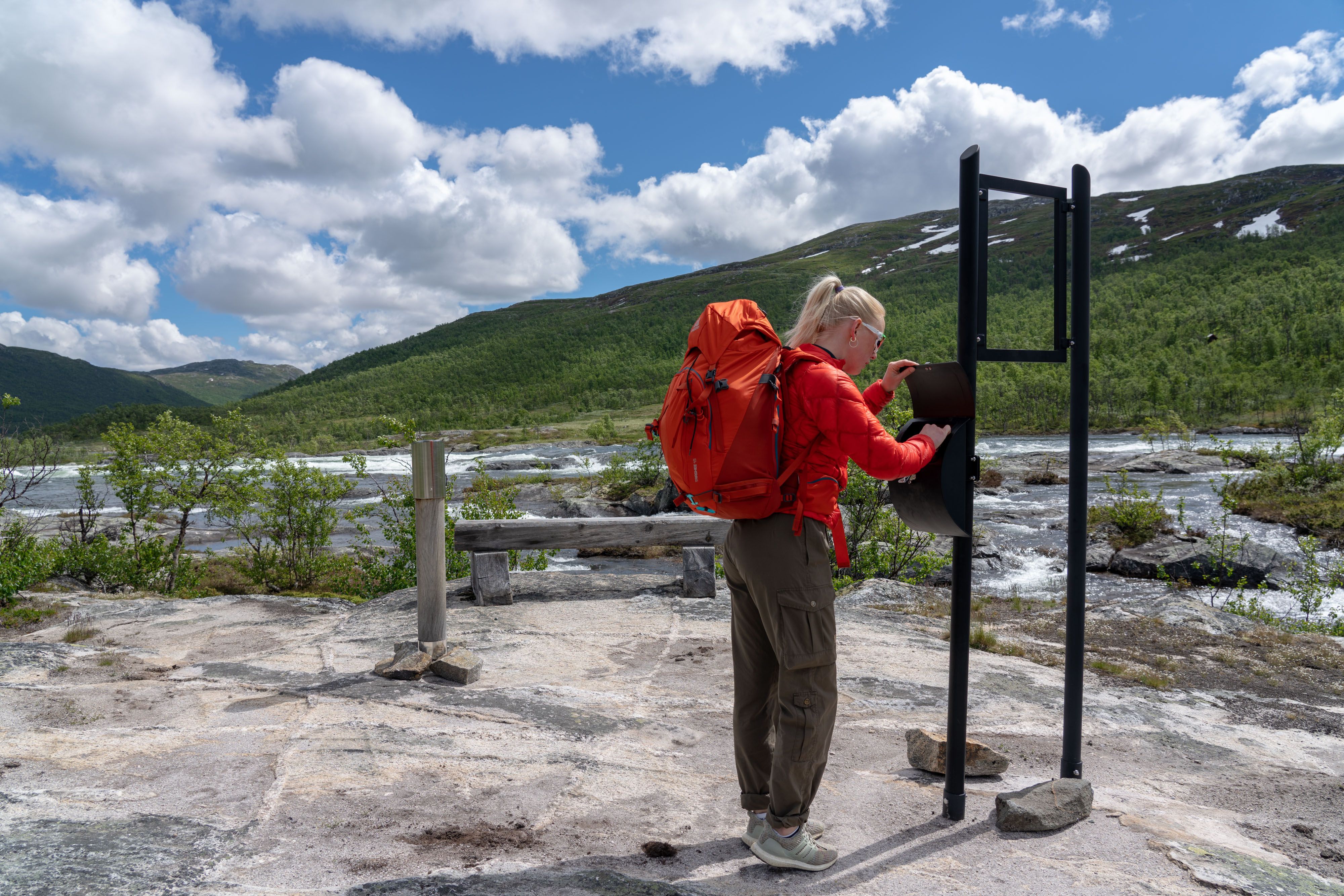 Flott rundtur kaldt Kvennavegen finner du inne på Mogen. Kombiner tur med MB Fjellvåken II med en flott fottur.