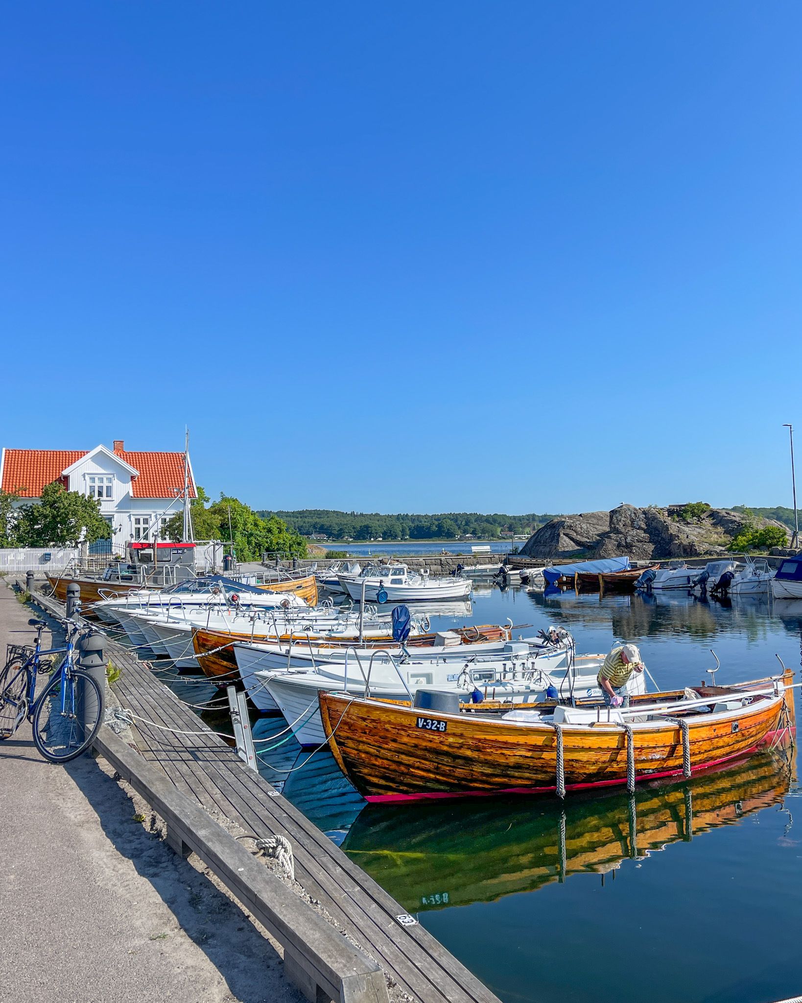 båter ligger fortøyd til brygge