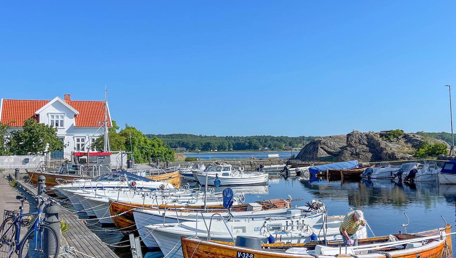 båter ligger fortøyd til brygge