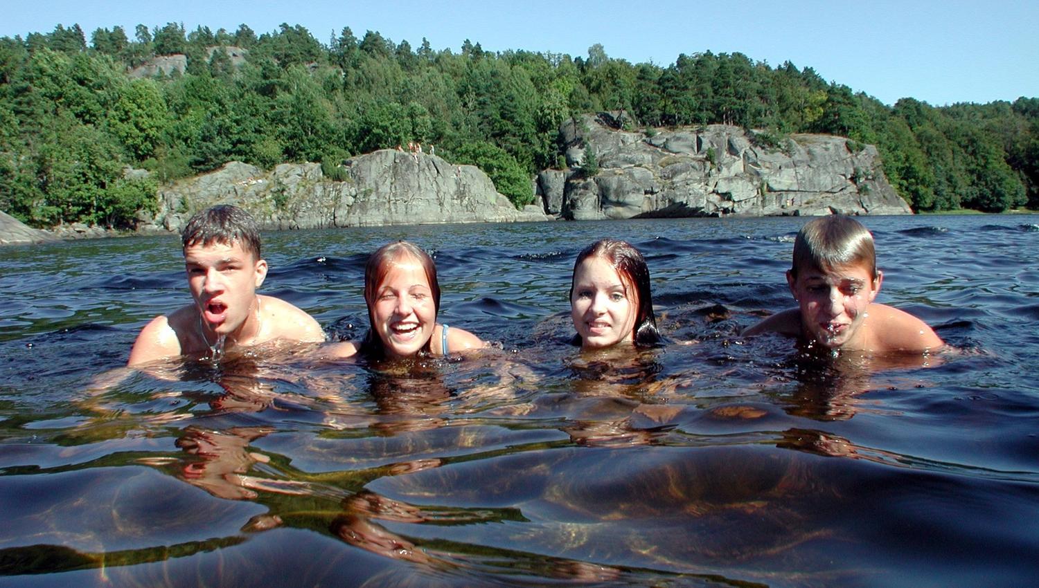 Ungdommer bader i Farrisvannet
