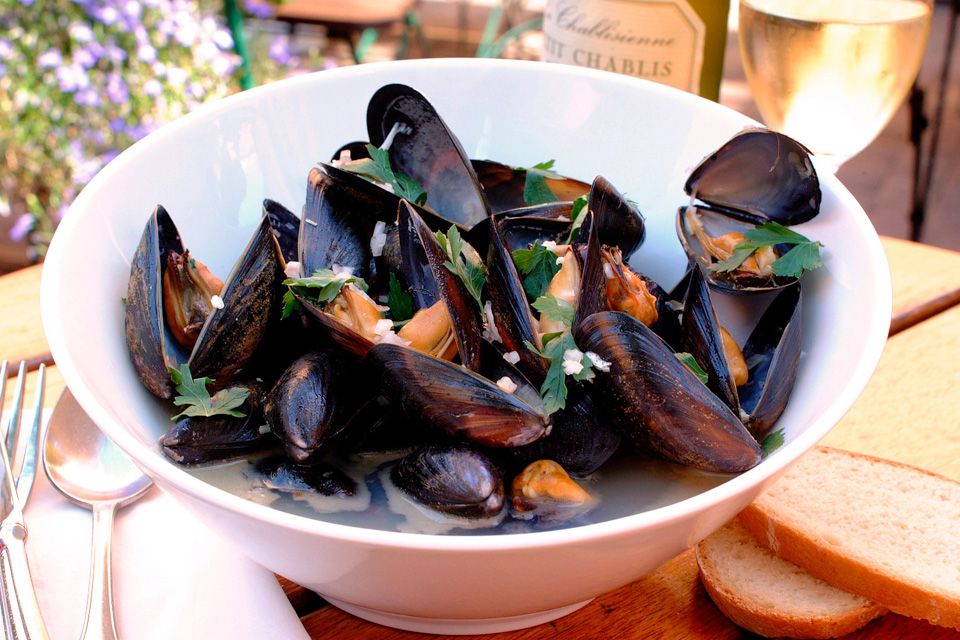 Detail photo of a bowl with mussels.