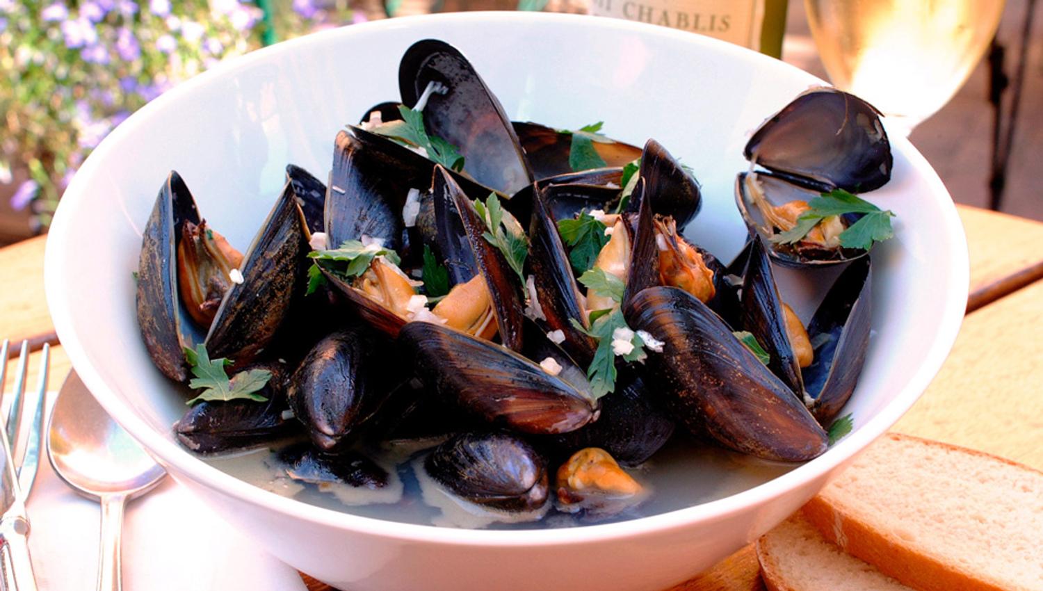 Detail photo of a bowl with mussels.