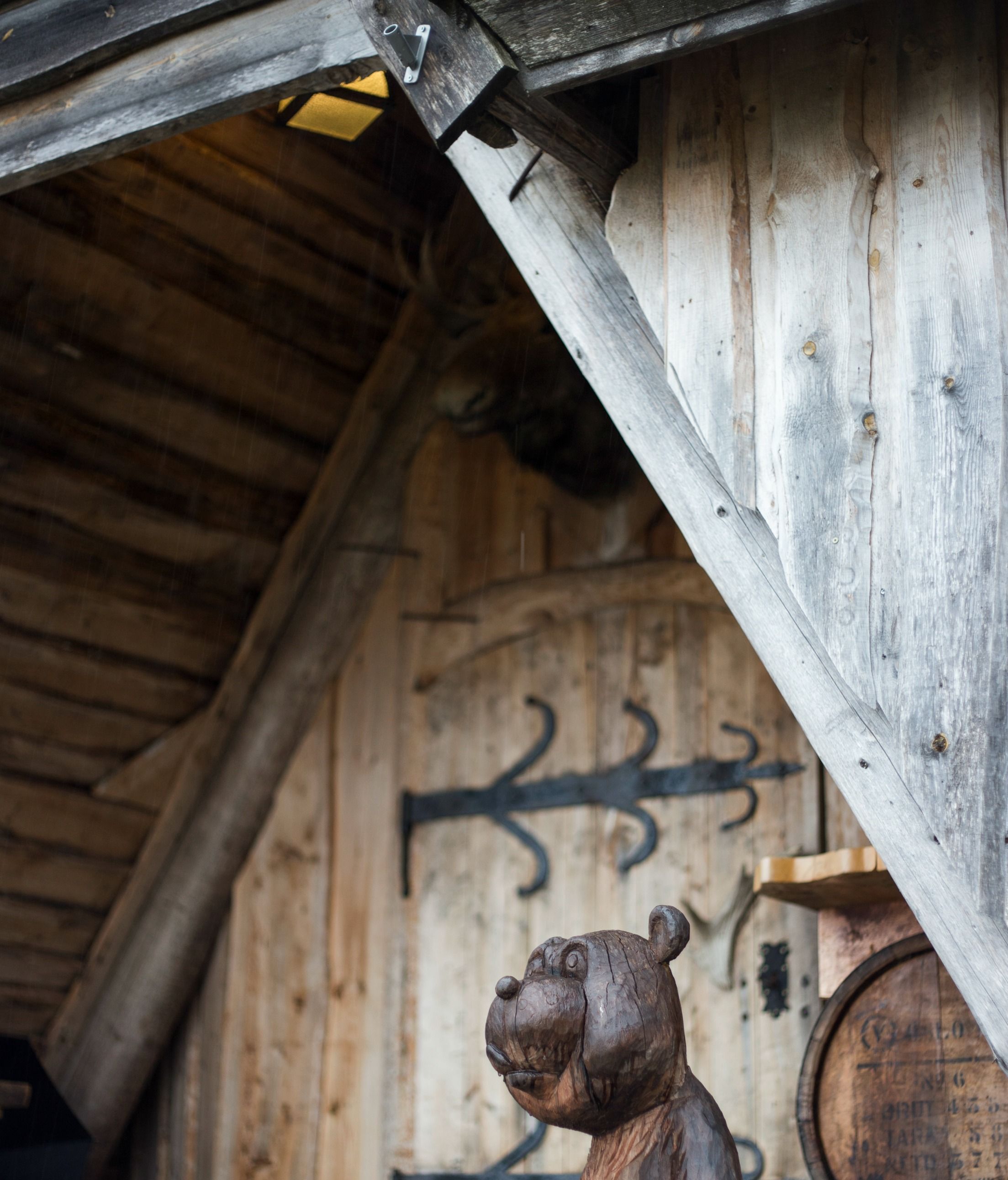 Inngangen på Joval Gård med bjørn