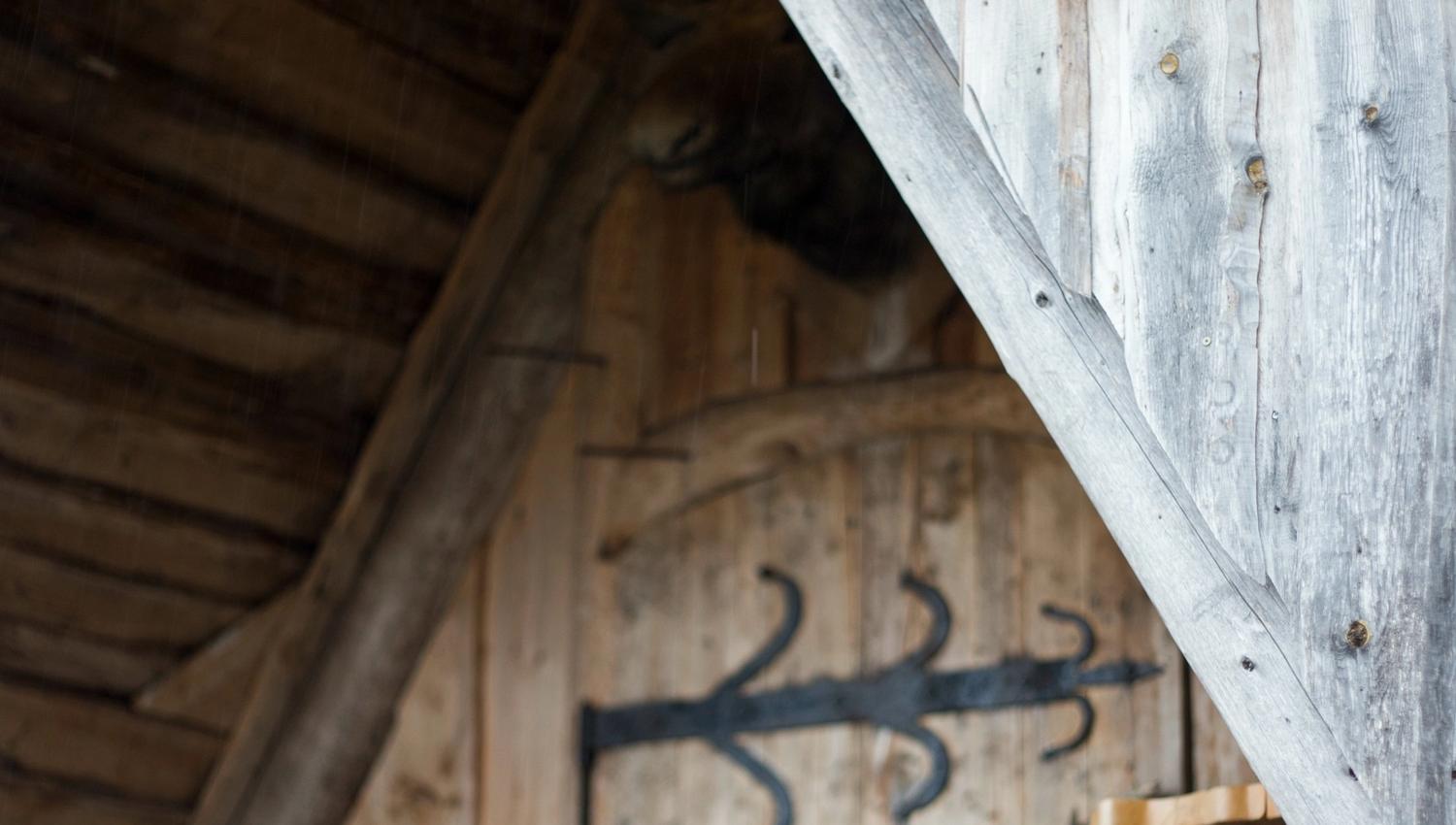 Inngangen på Joval Gård med bjørn