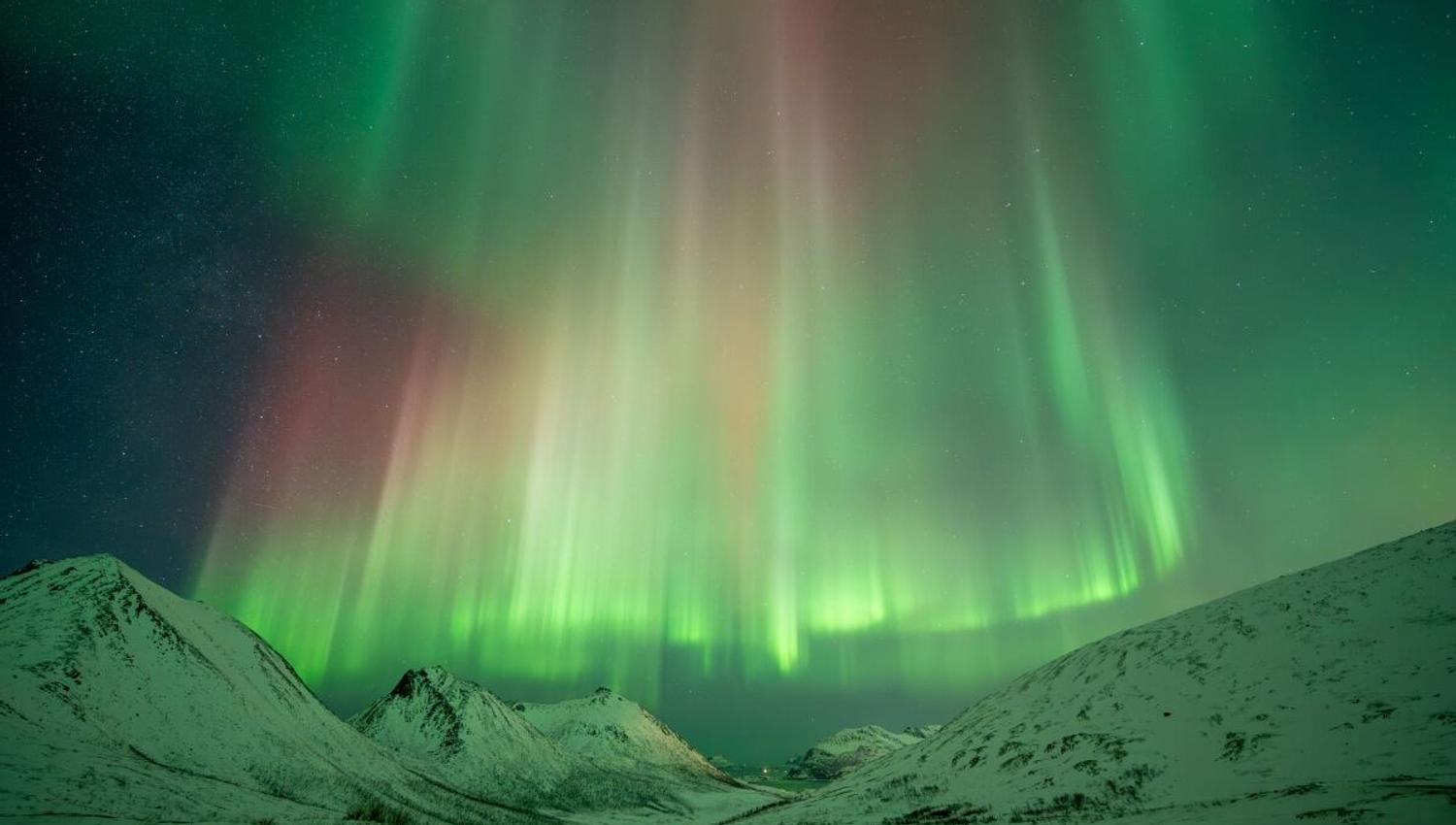 The Aurora dances into lines and crosses itself in a stunning display