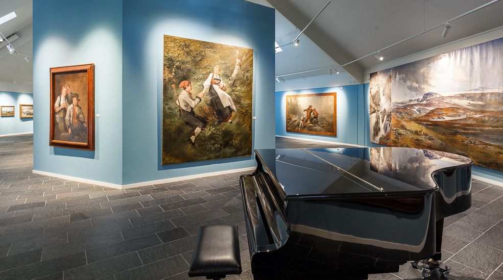 A photo of the grand piano inside the Bergslien Gallery.
