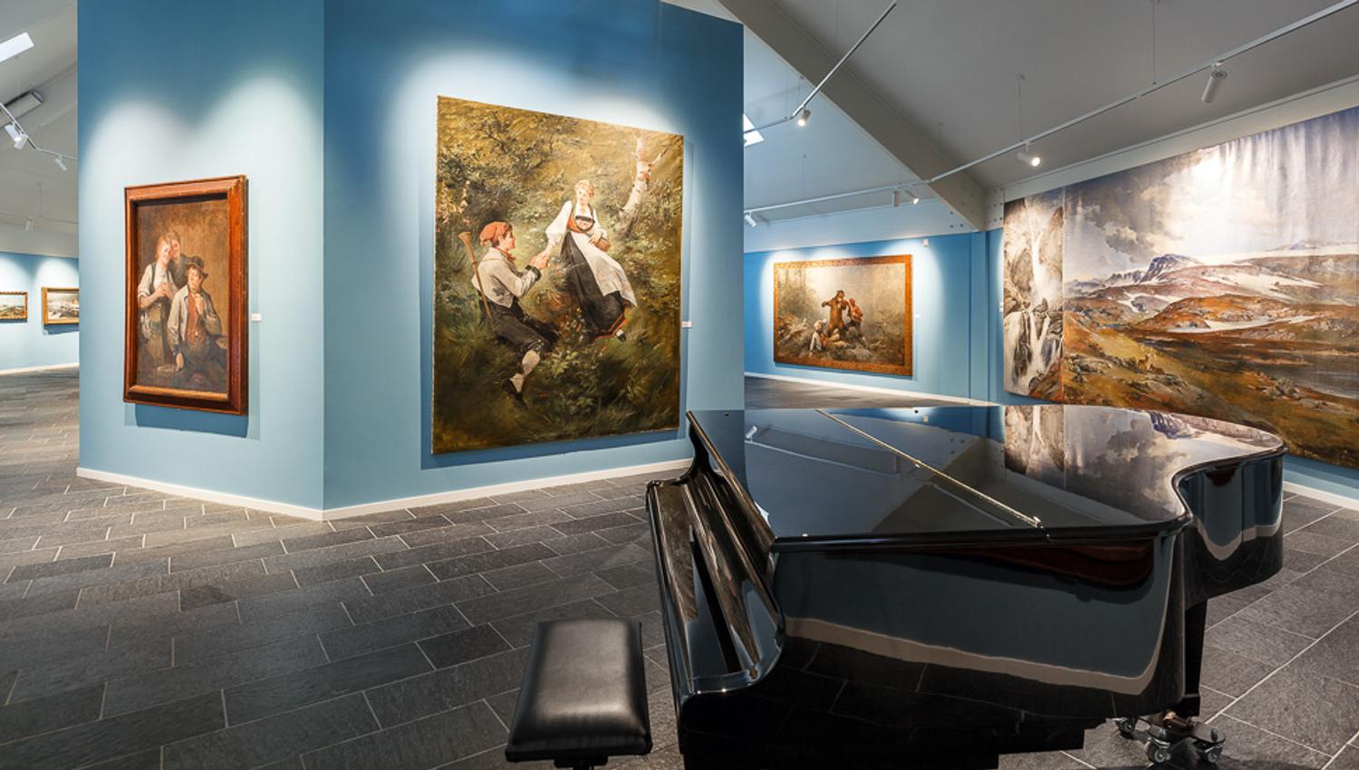 A photo of the grand piano inside the Bergslien Gallery.