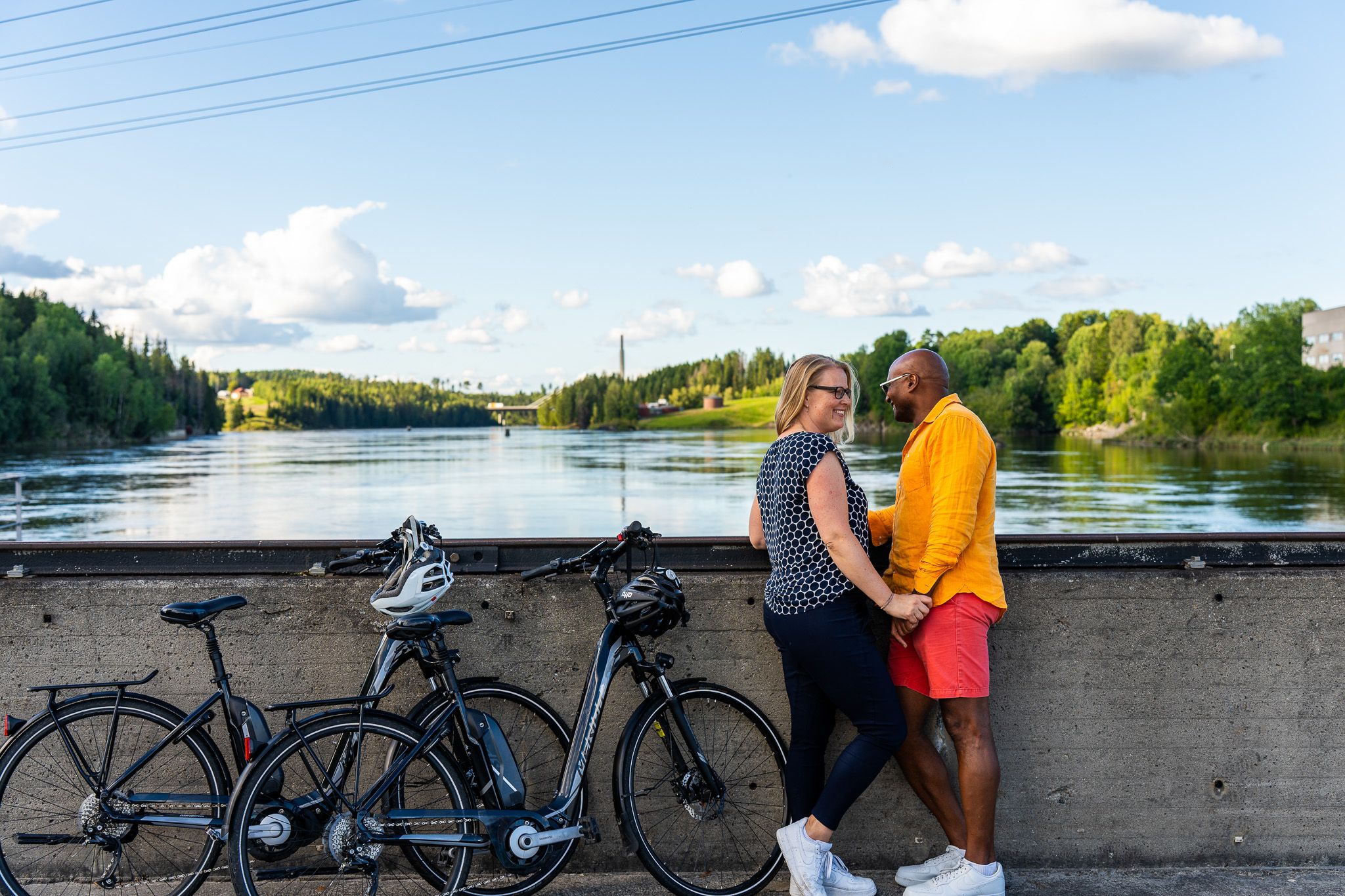 Paret smiler til hverandre