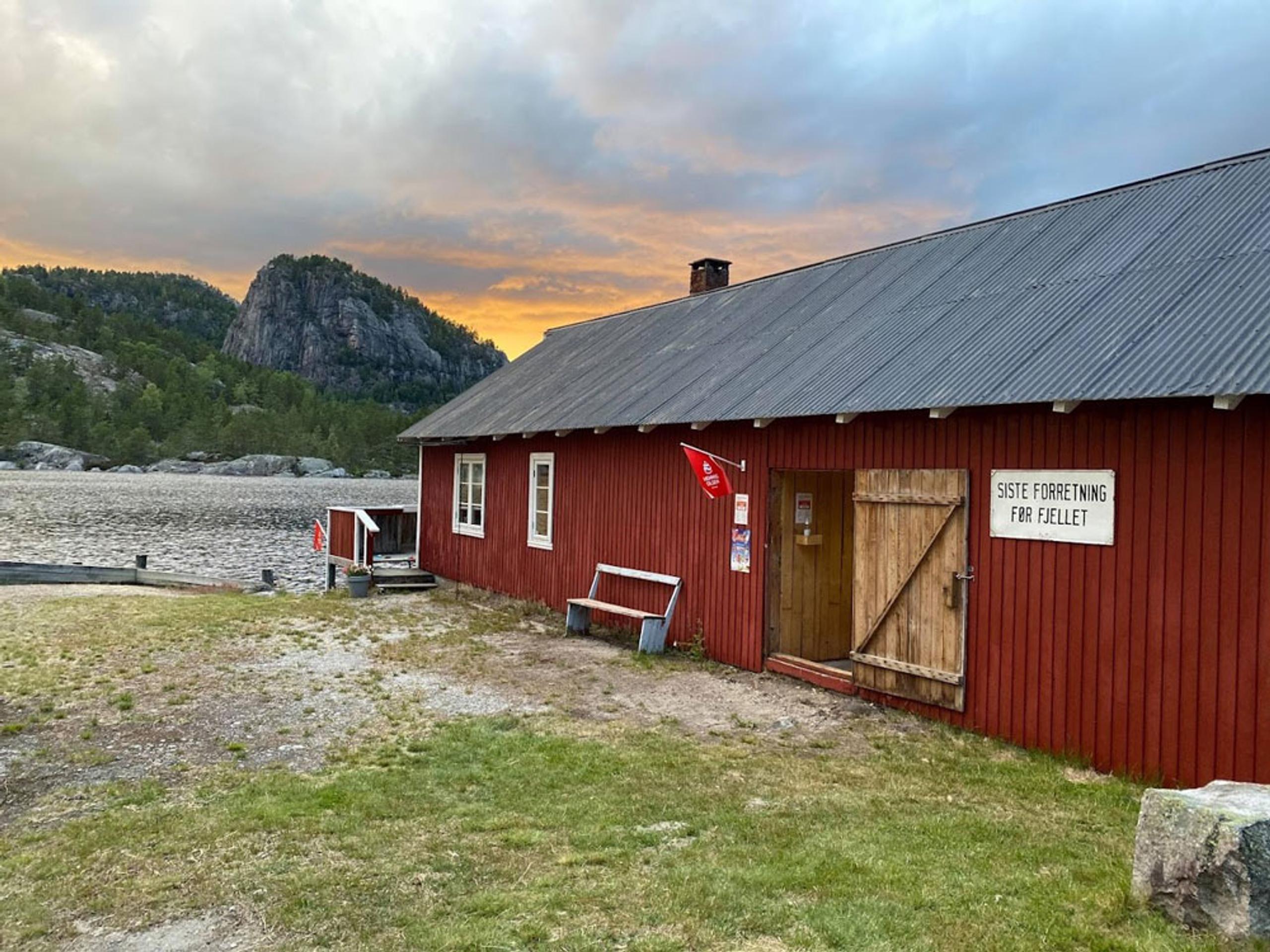 Fyresdal_sommer_hytte-til-Kilegrend-ved-vannet_1000x750