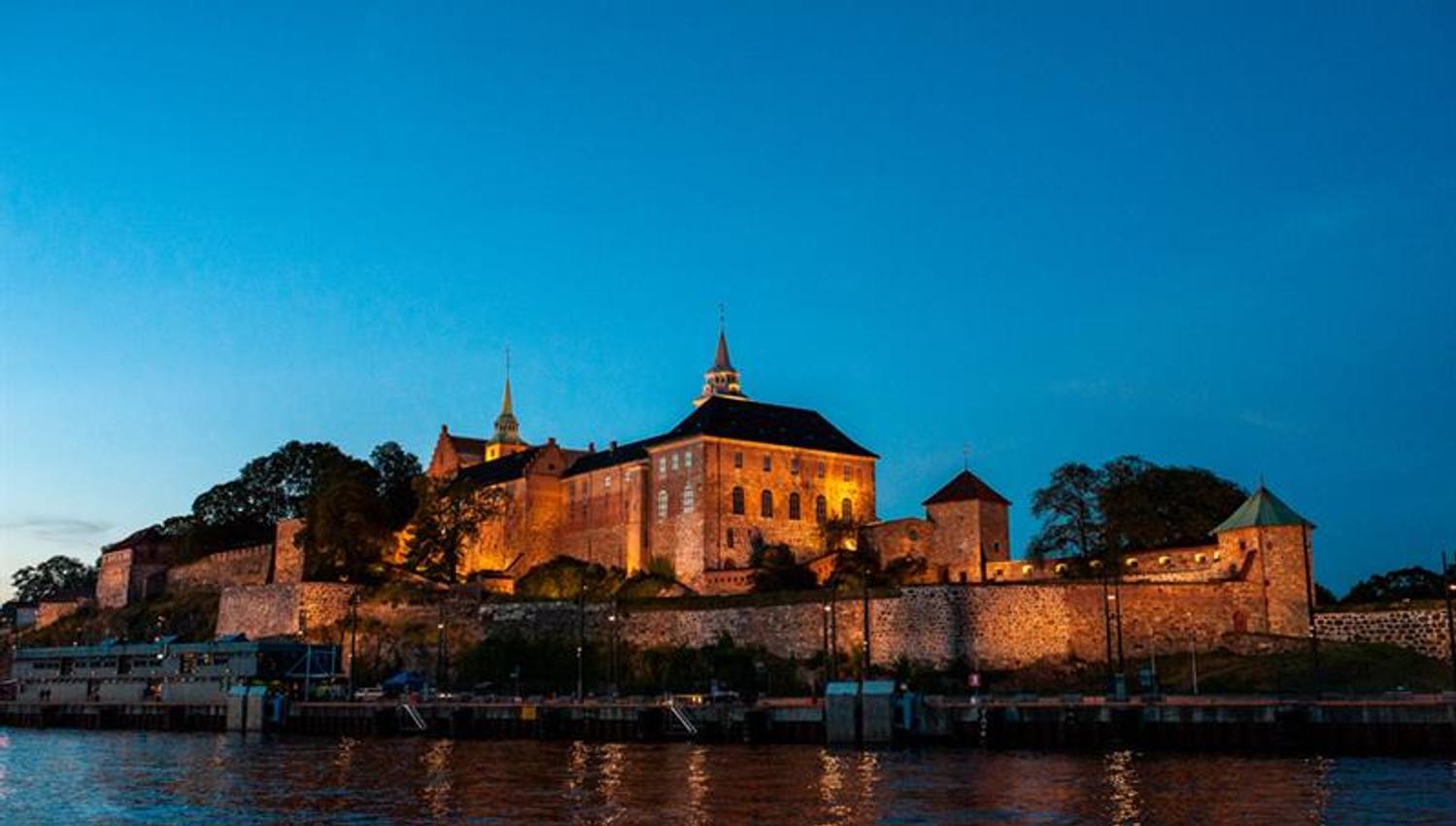 Evening shot of the fortress seen from the sea.