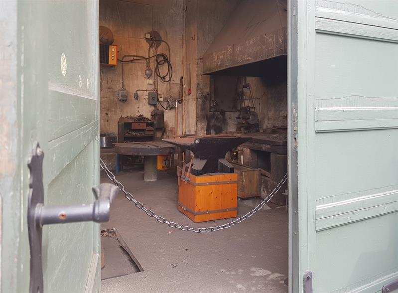 A blacksmith workshop at the Kraftmuseet with original tools and forging equipment used during the power plant construction.