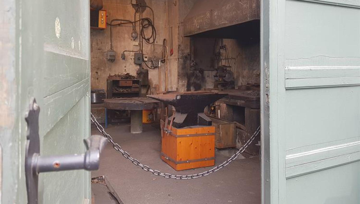 A blacksmith workshop at the Kraftmuseet with original tools and forging equipment used during the power plant construction.